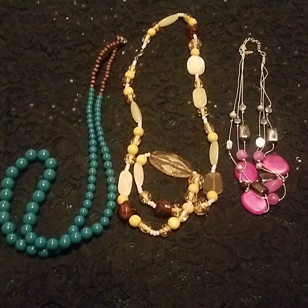 Set 3 necklaces New York Company.